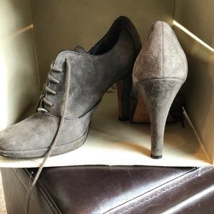 Gray suade lace up Oxfords